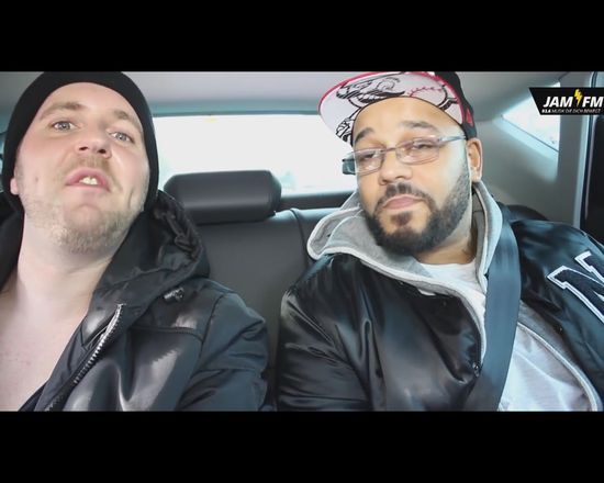 Dwaj DJ-e powiększyli sobie piersi [VIDEO]