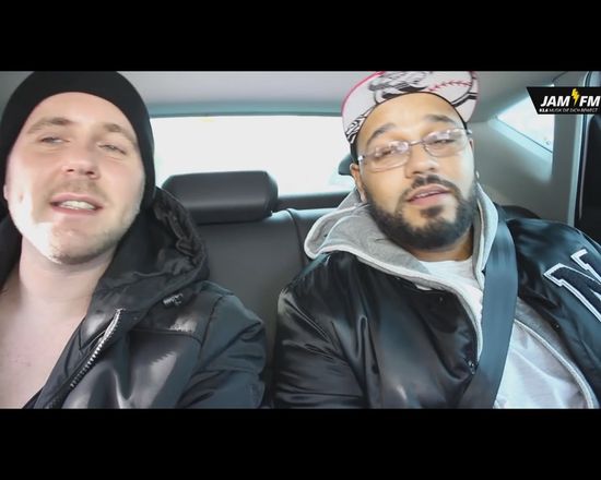 Dwaj DJ-e powiększyli sobie piersi [VIDEO]