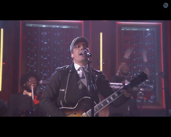 FENOMENALNY Jimmy Fallon naśladuje Bono z U2 [VIDEO]