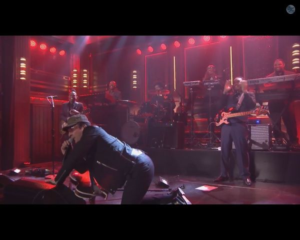 FENOMENALNY Jimmy Fallon naśladuje Bono z U2 [VIDEO]