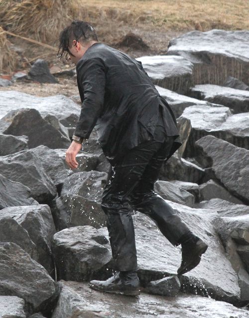 Zimna kąpiel Colina Farrella (FOTO)