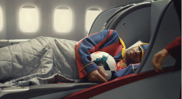 Piłkarze Barcelony w reklamie linii lotniczych (VIDEO)