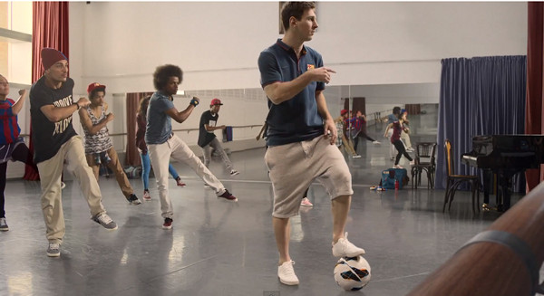 Piłkarze Barcelony w reklamie linii lotniczych (VIDEO)