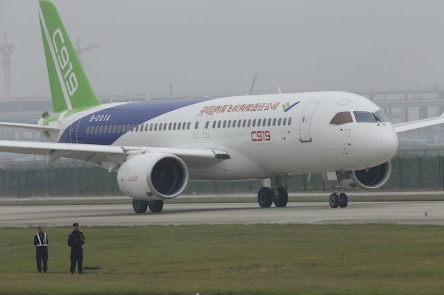 SKANDAL! Niepełnosprawny musiał WCZOŁGAĆ SIĘ do samolotu!