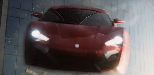 Luksusowe samochody wypadają przez okna. Co się dzieje? Luksusowe samochody wypadają przez okna. Co się dzieje?