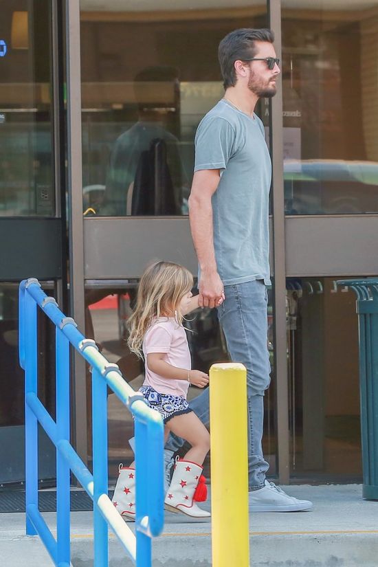 Scott Disick zapisal córeczkę Penelope na... lekcję karate! (FOTO)