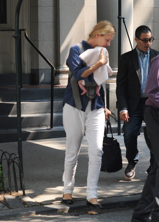 Uma Thurman i jej miesięczna córeczka - o krok od upadku! (F