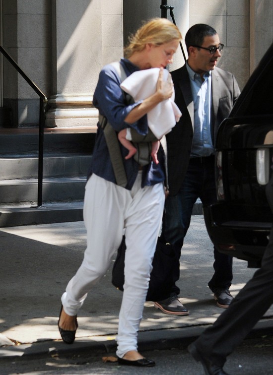 Uma Thurman i jej miesięczna córeczka - o krok od upadku! (F