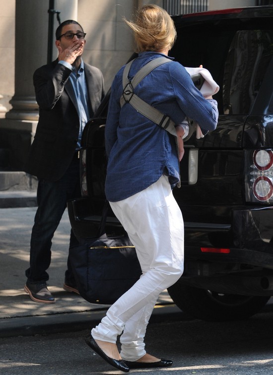 Uma Thurman i jej miesięczna córeczka - o krok od upadku! (F