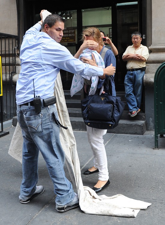 Uma Thurman i jej miesięczna córeczka - o krok od upadku! (F