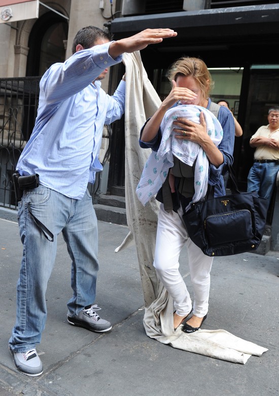 Uma Thurman i jej miesięczna córeczka - o krok od upadku! (F