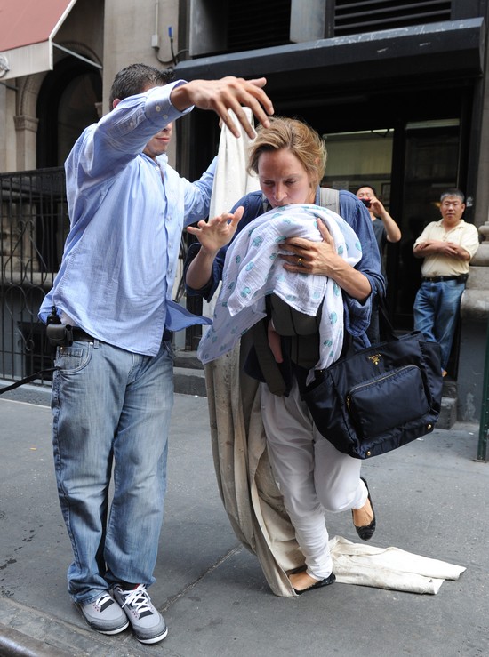 Uma Thurman i jej miesięczna córeczka - o krok od upadku! (F