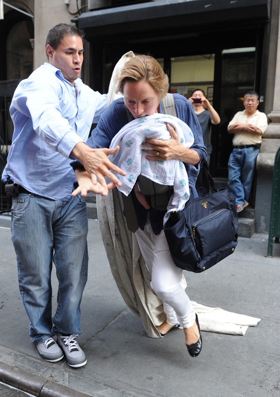 Uma Thurman i jej miesięczna córeczka - o krok od upadku! (F