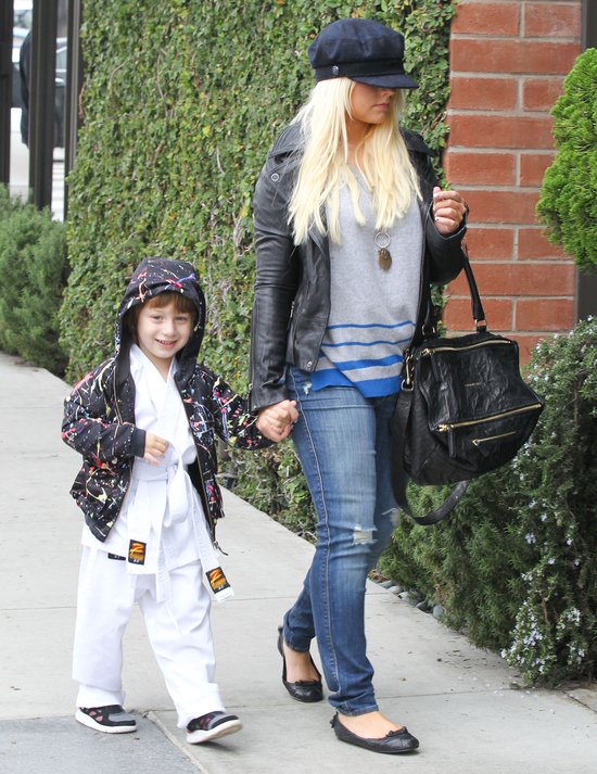 Aguilera nie ma ochoty na towarzystwo paparazzi... (FOTO)