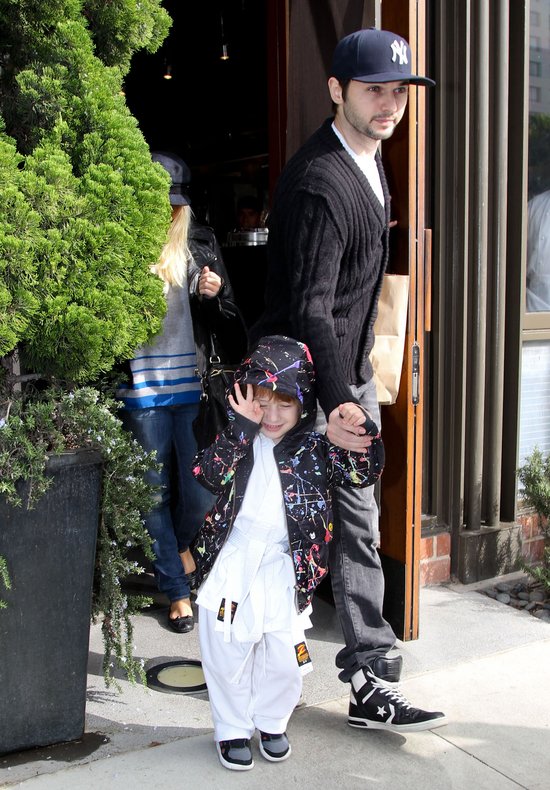 Aguilera nie ma ochoty na towarzystwo paparazzi... (FOTO)