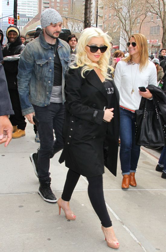 Coraz większa Christina Aguilera na spacerze z ukochanym