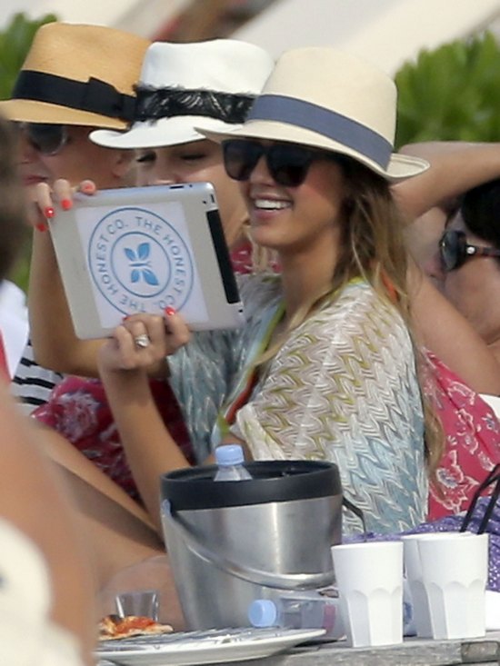 Seksowna Jessica Alba szaleje na plaży (FOTO) Seksowna Jessica Alba szaleje na plaży (FOTO)