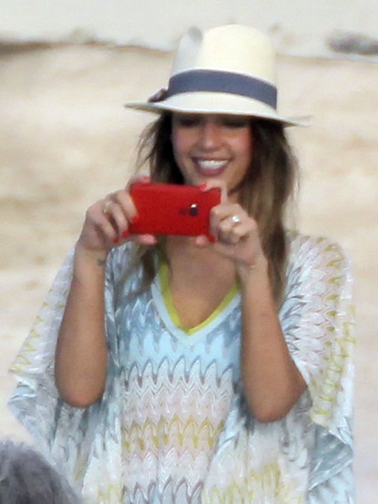 Seksowna Jessica Alba szaleje na plaży (FOTO) Seksowna Jessica Alba szaleje na plaży (FOTO)