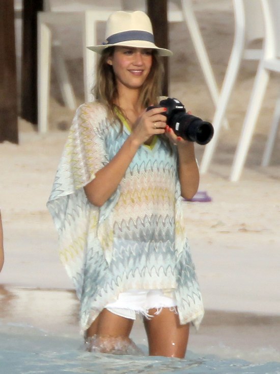 Seksowna Jessica Alba szaleje na plaży (FOTO) Seksowna Jessica Alba szaleje na plaży (FOTO)