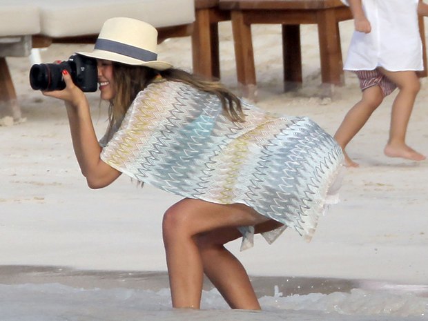 Seksowna Jessica Alba szaleje na plaży (FOTO) Seksowna Jessica Alba szaleje na plaży (FOTO)