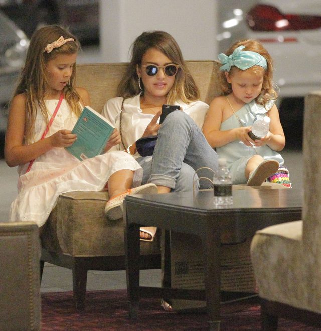Córki Jessiki Alby nie bawią się smartfonami (FOTO)