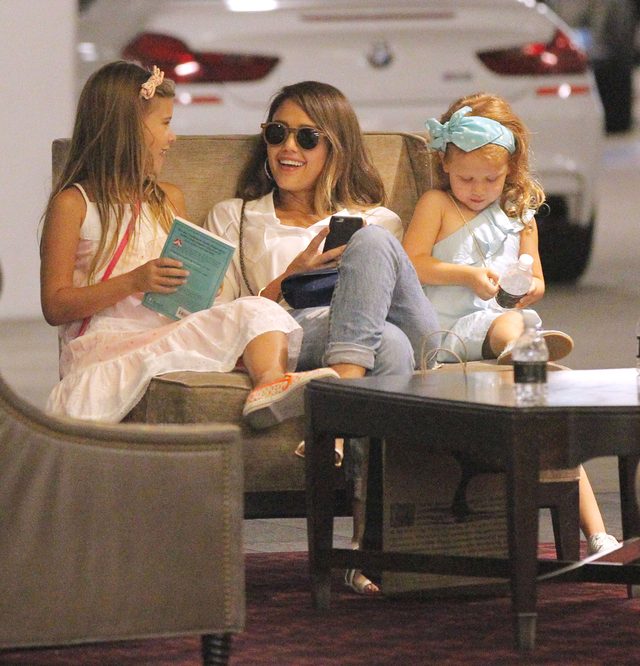 Córki Jessiki Alby nie bawią się smartfonami (FOTO)