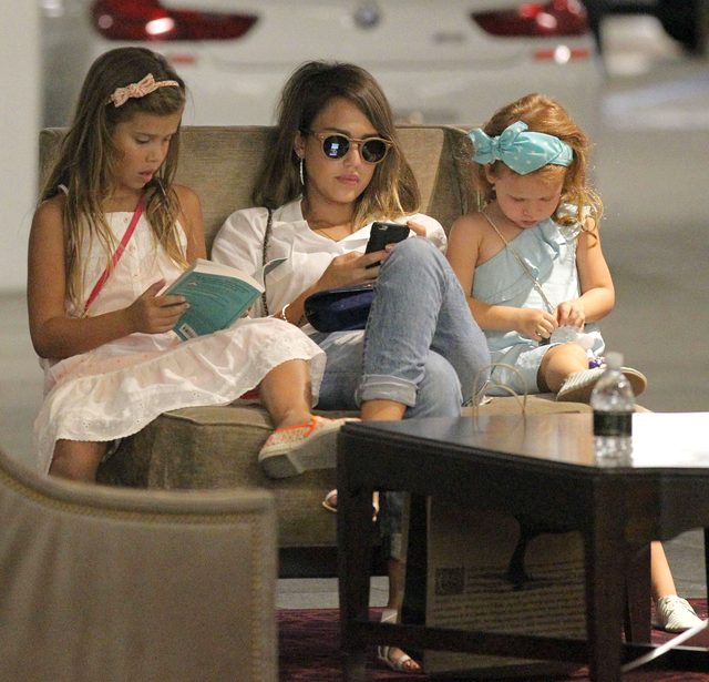 Córki Jessiki Alby nie bawią się smartfonami (FOTO)