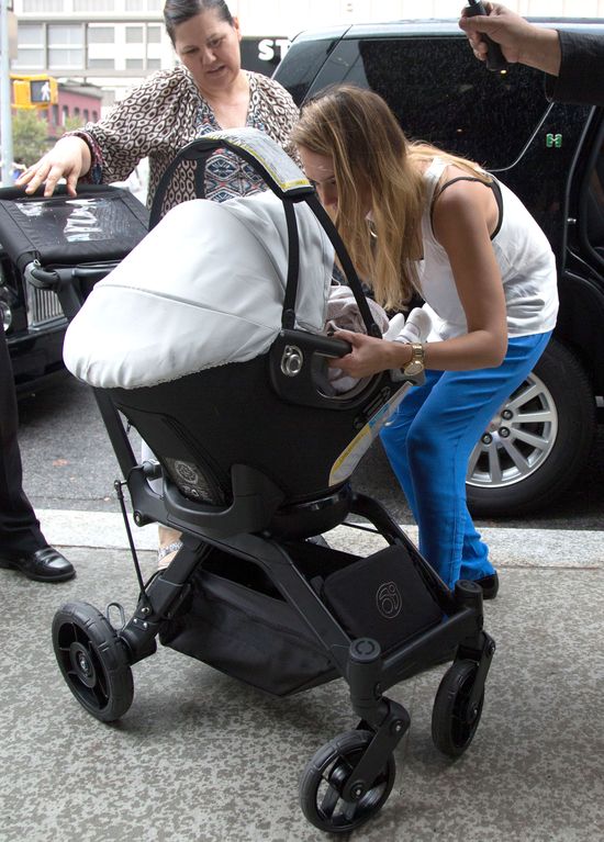 Jessica Alba przez przypadek pokazała trochę ciała (FOTO)