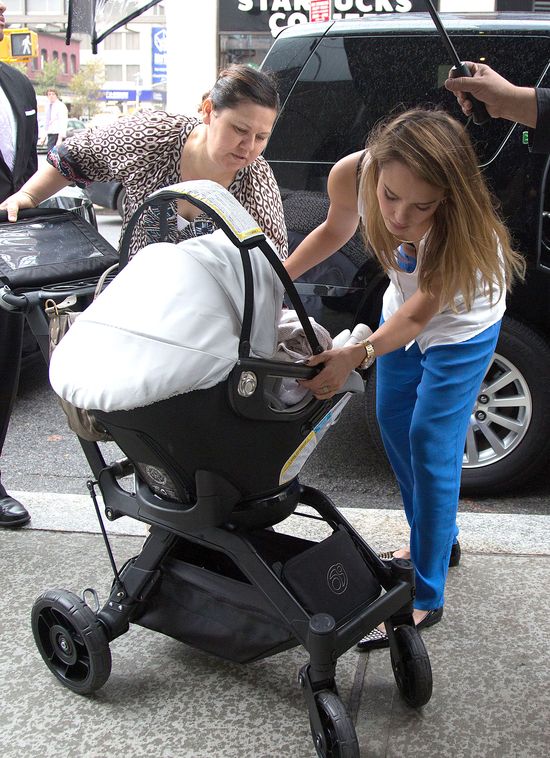 Jessica Alba przez przypadek pokazała trochę ciała (FOTO)