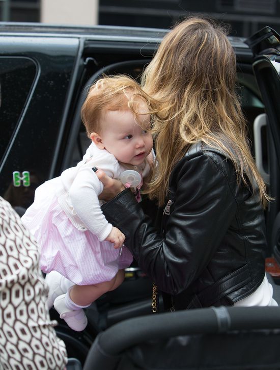 Jessica Alba przez przypadek pokazała trochę ciała (FOTO)