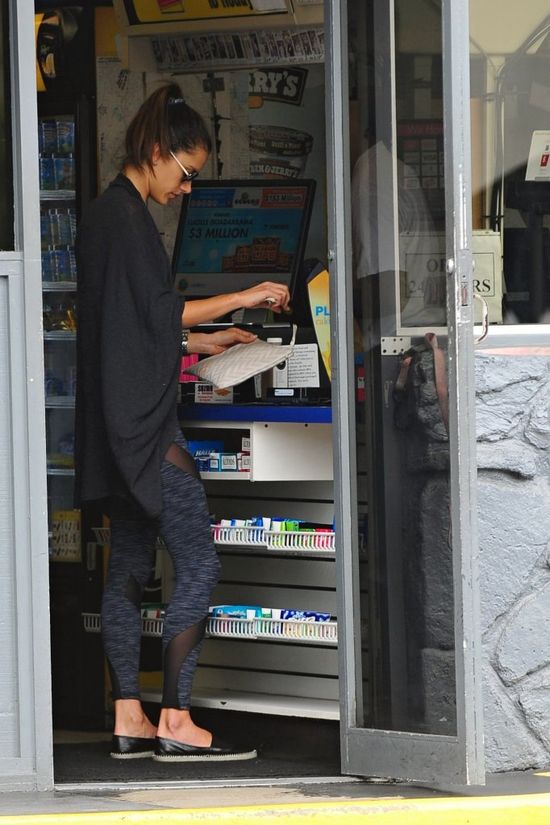 Jaka jest recepta na szczupłą sylwetkę Alessandry Ambrosio? (FOTO)