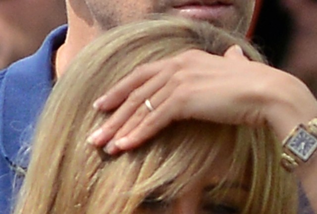 Jennifer Aniston pokazała pierścionek zaręczynowy! (FOTO)  J