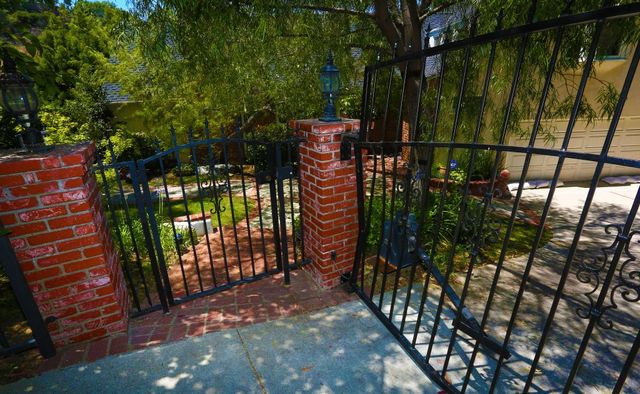 Rodzice Antona Yelchina, który zginął w wypadku samochowym, biorą się za pozwy! Rodzice Antona Yelchina, który zginął w wypadku samochowym, biorą się za pozwy!