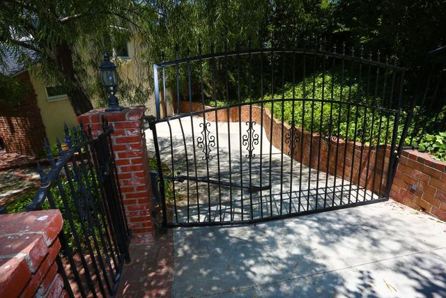 Rodzice Antona Yelchina, który zginął w wypadku samochowym, biorą się za pozwy! Rodzice Antona Yelchina, który zginął w wypadku samochowym, biorą się za pozwy!