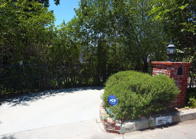 Rodzice Antona Yelchina, który zginął w wypadku samochowym, biorą się za pozwy! Rodzice Antona Yelchina, który zginął w wypadku samochowym, biorą się za pozwy!