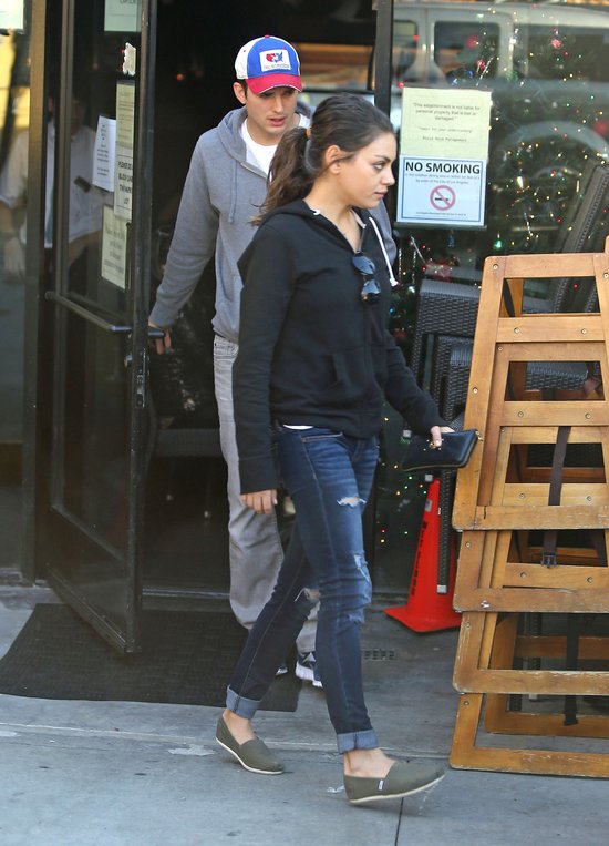 Kunis i Kutcher ciągle na luzie (FOTO) Kunis i Kutcher ciągle na luzie (FOTO)