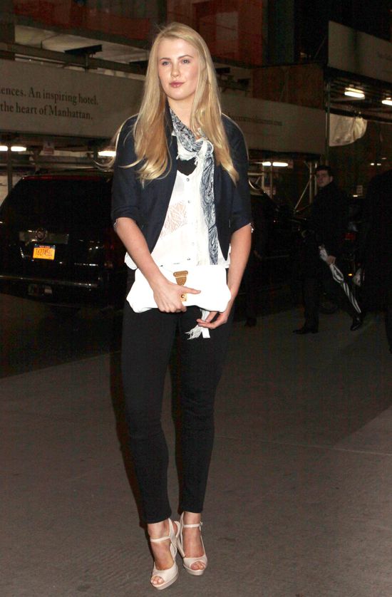 Ireland Baldwin coraz bardziej podobna do Kim Basinger