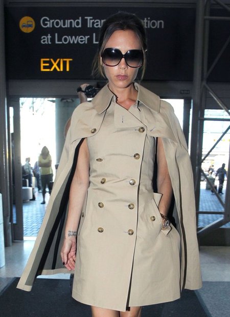 Victoria Beckham w kusym sukienko-płaszczu (FOTO)