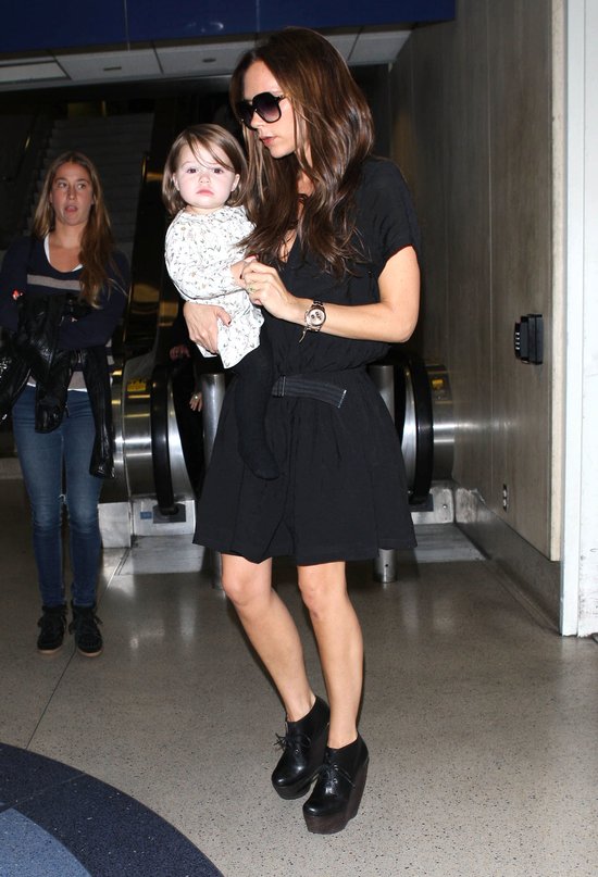 Victoria Beckham z córeczką na lotnisku (FOTO)