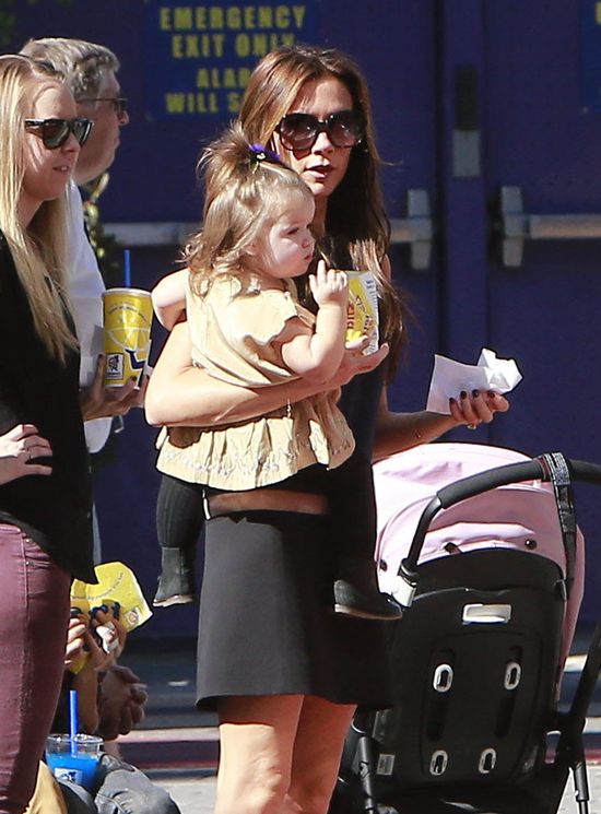 Victoria Beckham na spacerze z Harper i synami (FOTO)