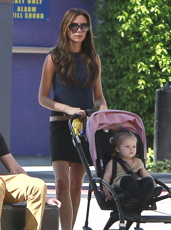 Victoria Beckham na spacerze z Harper i synami (FOTO)