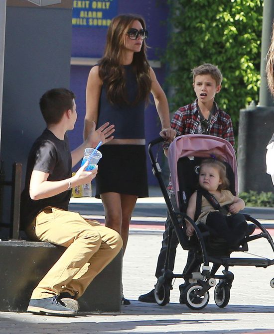 Victoria Beckham na spacerze z Harper i synami (FOTO)
