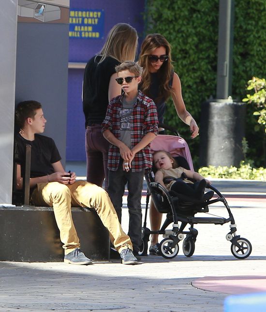 Victoria Beckham na spacerze z Harper i synami (FOTO)