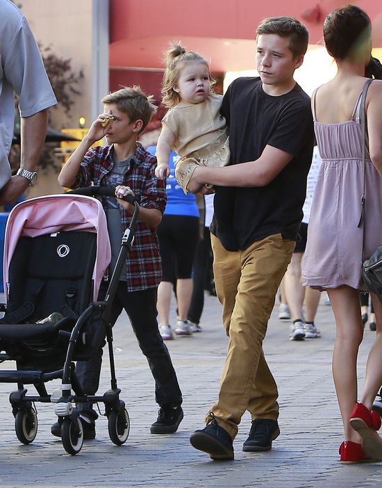 Victoria Beckham na spacerze z Harper i synami (FOTO)