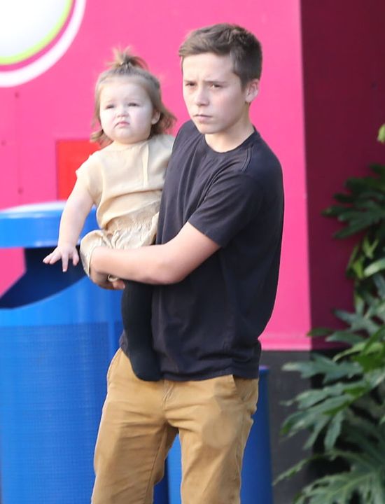 Victoria Beckham na spacerze z Harper i synami (FOTO)