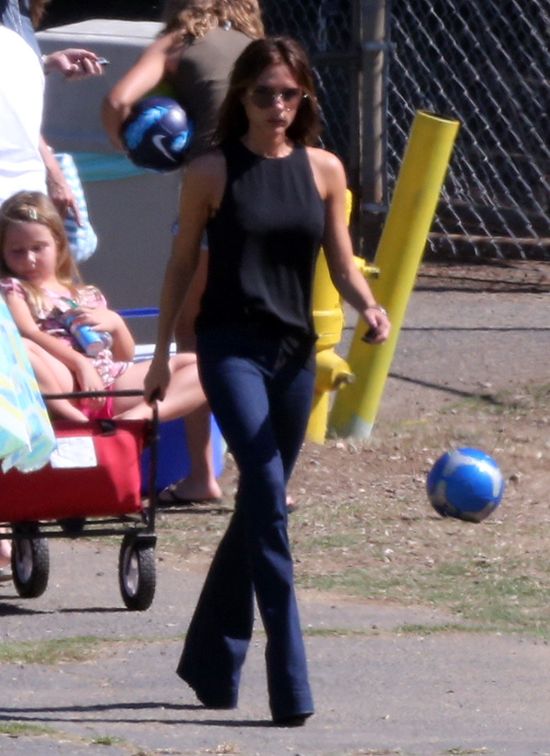 Victoria Beckham znowu ogląda synów na meczu (FOTO)