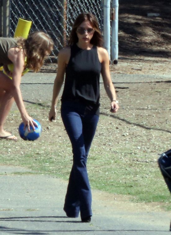 Victoria Beckham znowu ogląda synów na meczu (FOTO)