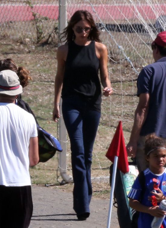 Victoria Beckham znowu ogląda synów na meczu (FOTO)