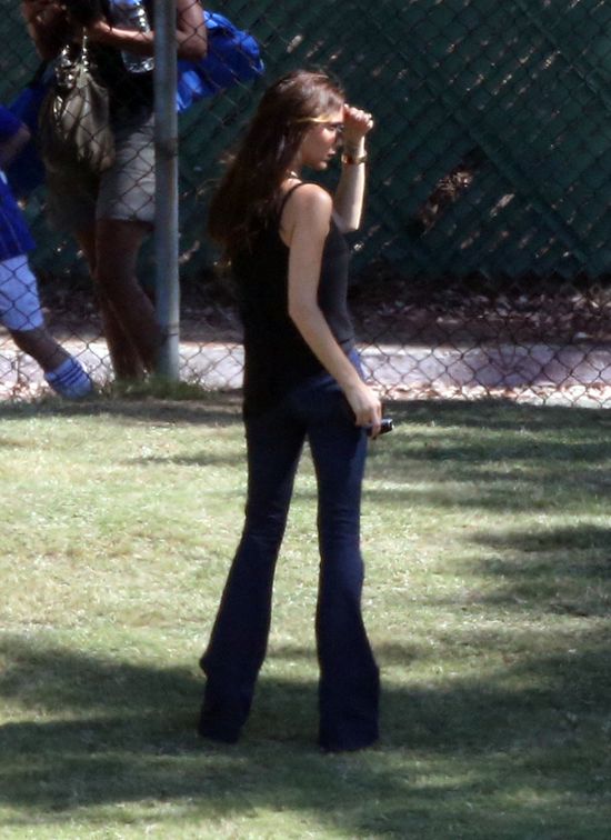 Victoria Beckham znowu ogląda synów na meczu (FOTO)