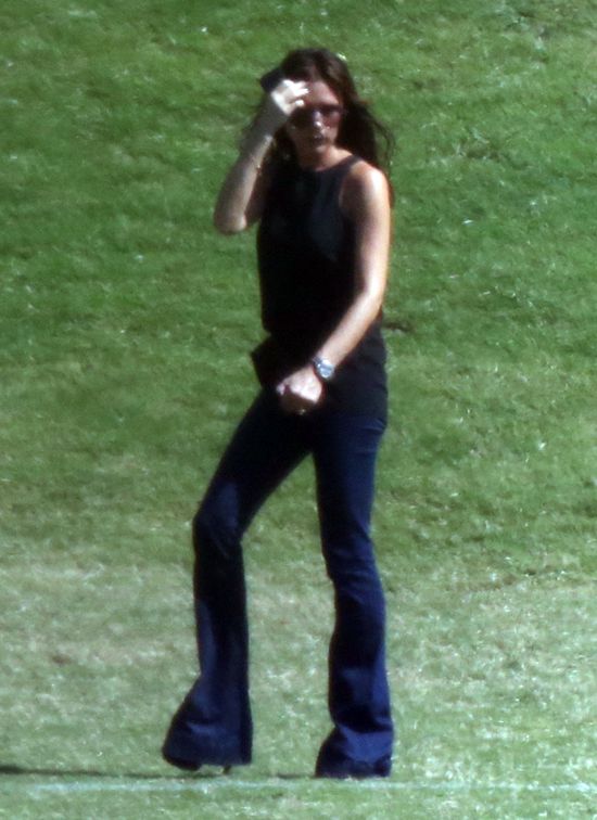 Victoria Beckham znowu ogląda synów na meczu (FOTO)